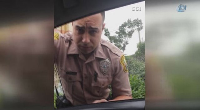 Hız yapan polisi kenara çekip hesap sordu
