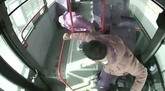 Otobüs şoförü kalp krizi geçiren yolcuyu kurtardı