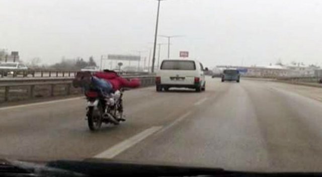 Otoyolda motosikletle şov yapan genç trafiği tehlikeye düşürüyor