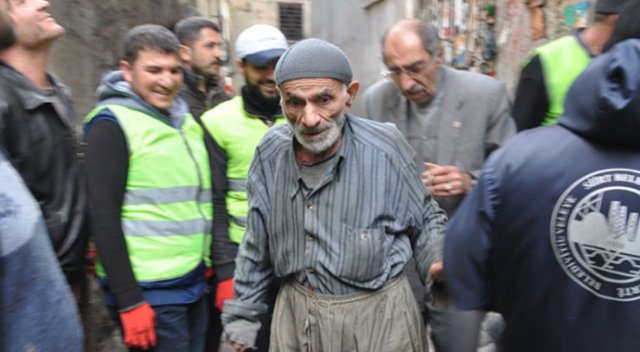 Yaşlı adamın evinden 5 kamyon çöp ve 6 bin lira çıktı