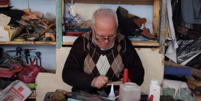 82 yaşında ayakkabı imal ediyor