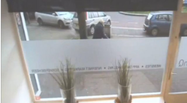 Arabasını park etmeye çalışan kadın sürücü dehşet saçtı
