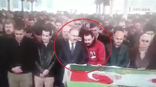CHP'li vekil namazda muhabbet etti