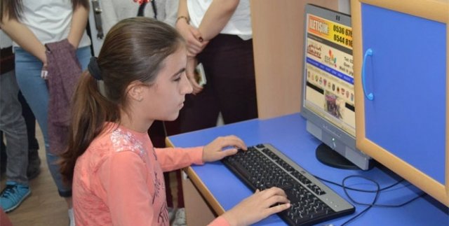 Görme engelli öğrenciler için deneme sınavlarını seslendirdiler