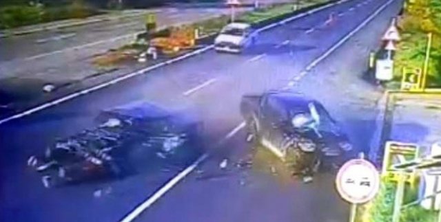 Kamyonet otomobile böyle çarptı: 1 ölü