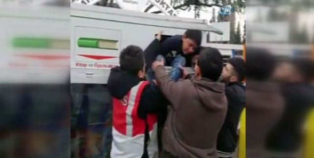 Küçük çocuk oyuncak kutusunda sıkıştı