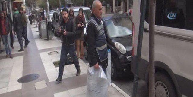 Manisa'da HDP teşkilatındaki evraklara el konuldu