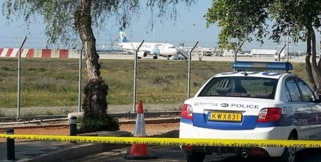 Mısır yolcu uçağı kaçırıldı görseli