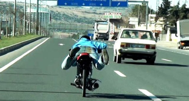 Motosikletli gencin tehlikeli yolculuğu