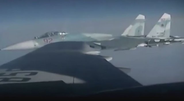 NATO uçaklarıyla Rus bakanı koruyan uçaklar karşı karşıya geldi