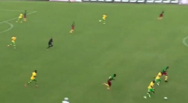 Orta sahadan müthiş gol!