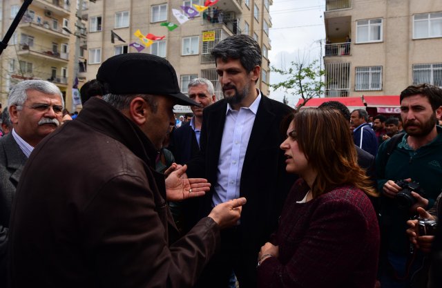 Polisten HDP’li vekile: Böyle bir günde halay mı çekilir?