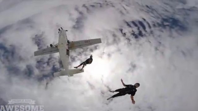 Skydiving ile adrenalin patlaması yaşayan insanlar