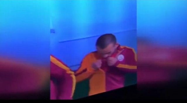 Sneijder Türk bayrağını öptü