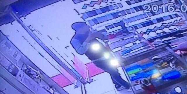 Telefonunu çaldığı iş yeri sahibinin fotoğrafını çekti