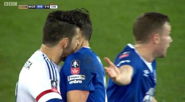 Ünlü futbolcu rakibini ısırdı!