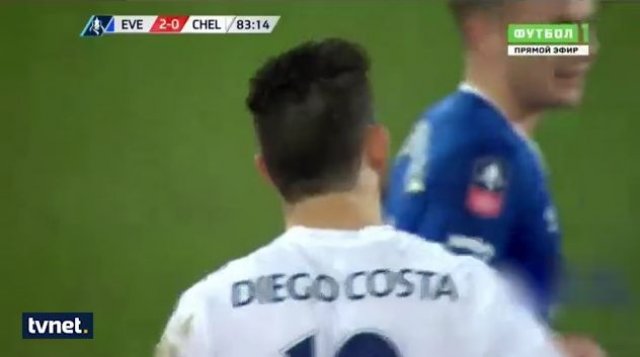 Yıldız futbolcu rakibinin boynunu ısırdı!