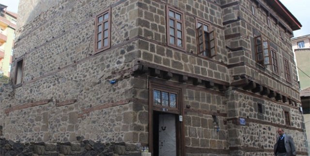 300 yıllık konakta korku filmi