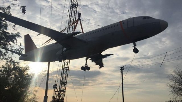 A320'yi kaldıran vinç devrildi
