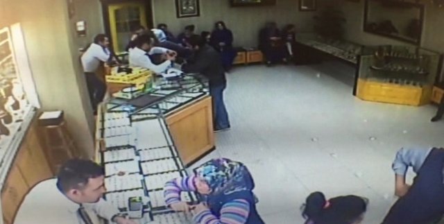 Altın bilekliği deneme bahanesiyle çaldı