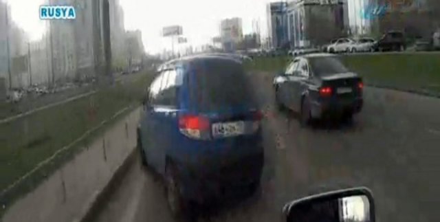 Aradan geçip refüje çıktı
