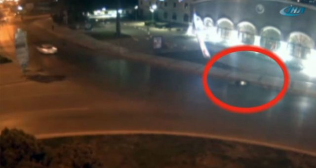 Arkasına bile bakmadan kaçtı!