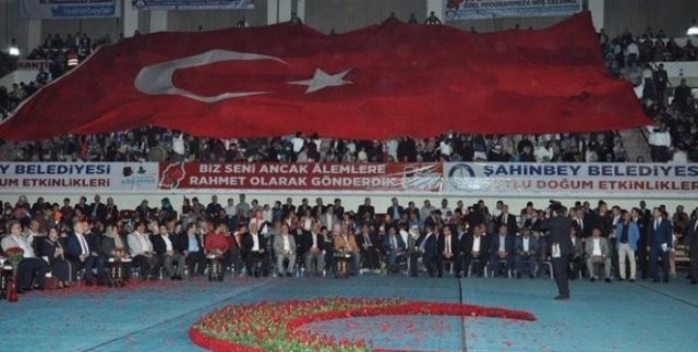 Bakan Kılıç ve davetlilerin üzerine gül yağdı