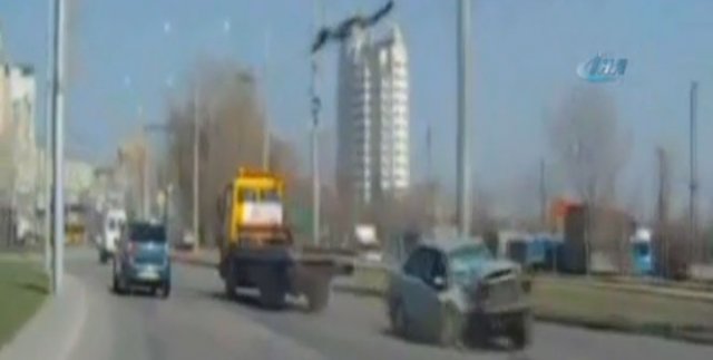 Çekici otomobili yola düşürdü