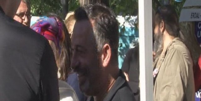 Cem Yılmaz'ın cenazede gülerken çekilen görüntüsü tepkiye neden oldu