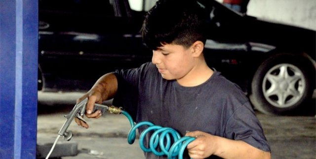 Çocuk işçiler bayramı çalışarak geçirdi