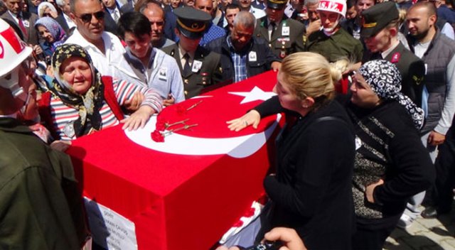 Çocukluk arkadaşı şehit arkadaşlar yan yana defnedildi