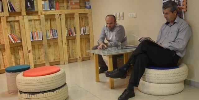 Çöpleri bir araya getirip kütüphane yaptılar