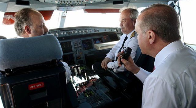 Cumhurbaşkanı Erdoğan kokpite girdi, mesaj verdi