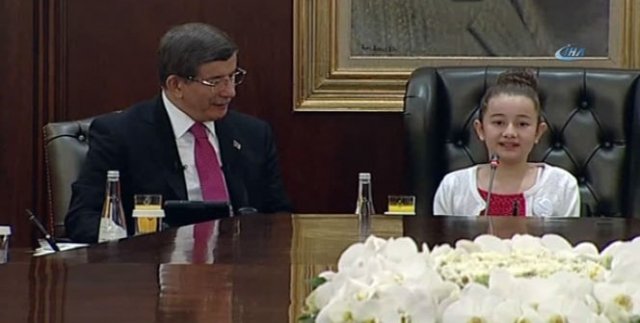 Davutoğlu, koltuğunu ilkokul öğrencisi Nur Ünlü’ye devretti