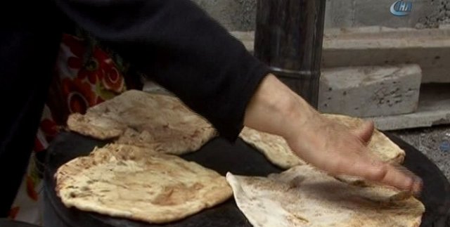 Ellerinin hamuruyla cami inşaatına destek oluyorlar