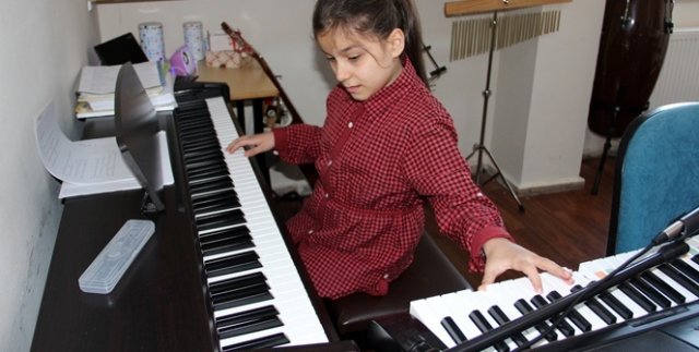 Görme engelli İrem'in örnek azmi!