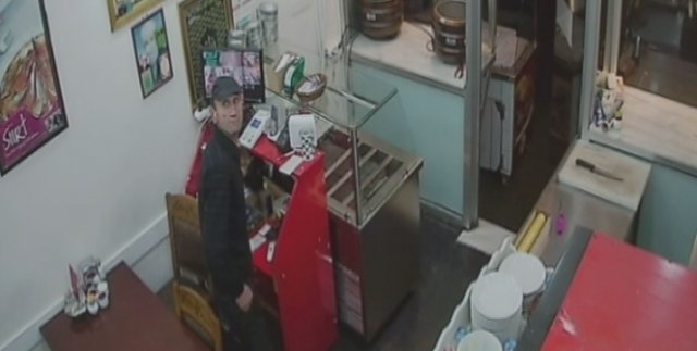 Güvenlik kamerasına aldırmadan çantayı böyle çaldı