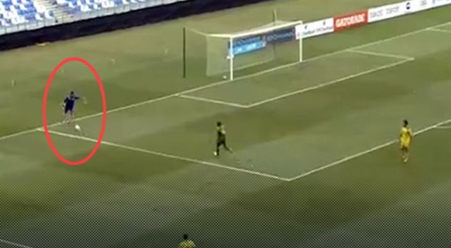Kaleciden kendi kalesine akılları zorlayan gol!