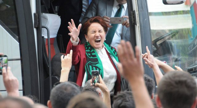Meral Akşener Kocaelispor taraftarına üçlü çektirdi