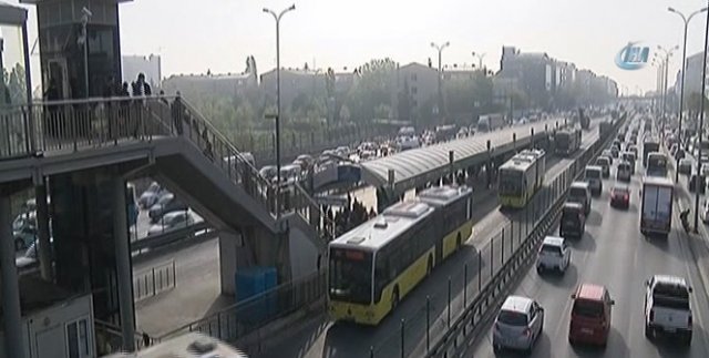 Metrobüs durağında korkutan patlama