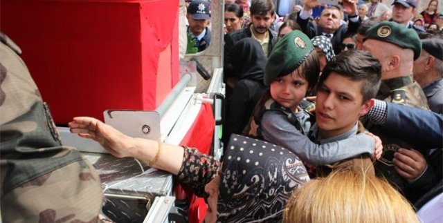 Minik elleriyle şehit babasına son kez dokundu