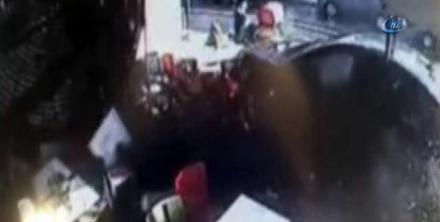 Otomobil restoranın bahçesine böyle daldı