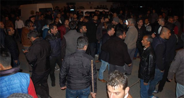 Polis merkezine silahlı saldırı! Halk elinde sopa sokağa döküldü!
