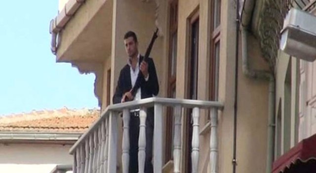Pompalı tüfekle bankaya giren şahıs paraları sokağa saçtı