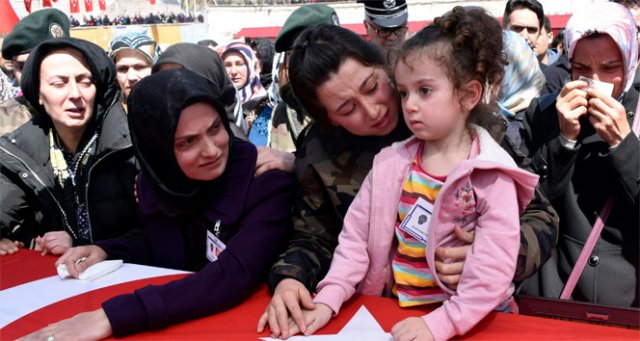 Şehit komiser yardımcısını binler uğurladı
