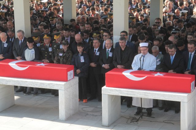 Şehit polislerin cenazesinde Kılıçdaroğlu'na böyle tepki gösterdi