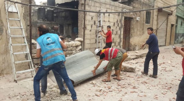 Türk ekibi yardım dağıttığı sırada bomba düştü
