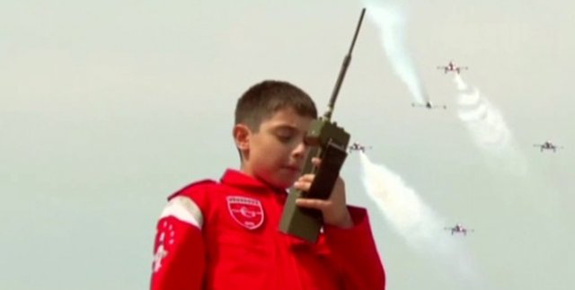 Türk Yıldızlarının kokpitine çocuklar oturdu