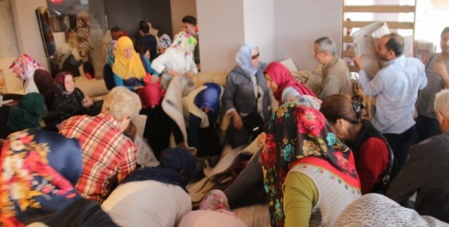 Ucuzluk için birbirlerini ezdiler