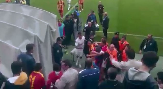 Zeki Yavru taraftarlarla kavga etti, Eto'o ayırdı